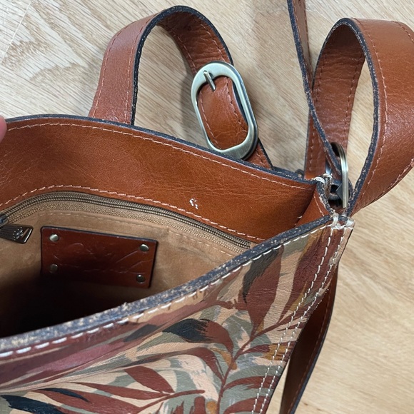 Venezia Handheld Crossbody Bag in Natural with Tan Contrast